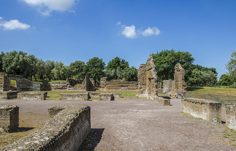antiche mura di villa adriana